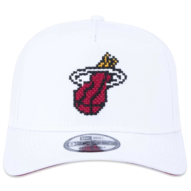 Boné 9FORTY A-Frame Snapback NBA Miami Heat Tecnologic Aba Curva Branco