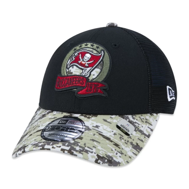 Boné 9FORTY Tampa Bay Buccaneers Salute To Service 2022 Trucker Aba Curva