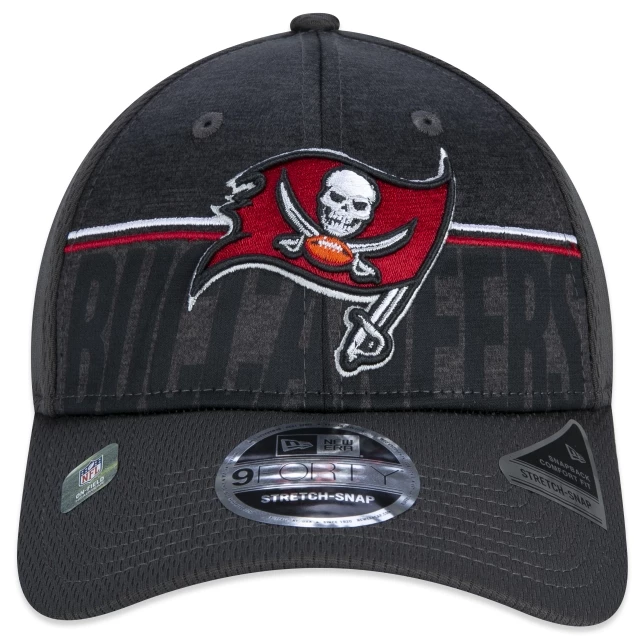 Boné 9FORTY Stretch Snap Tampa Bay Buccaneers NFL Training 23