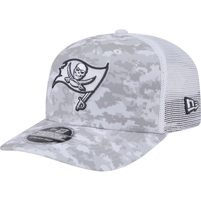 Boné 9SEVENTY Trucker Stretch Snap Tampa Bay Buccaneers NFL Salute To Service 2024-25