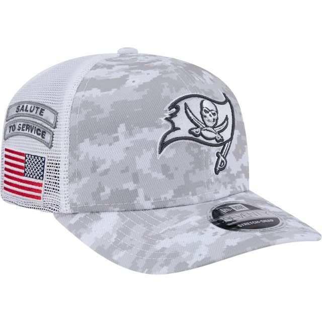 Boné 9SEVENTY Trucker Stretch Snap Tampa Bay Buccaneers NFL Salute To Service 2024-25