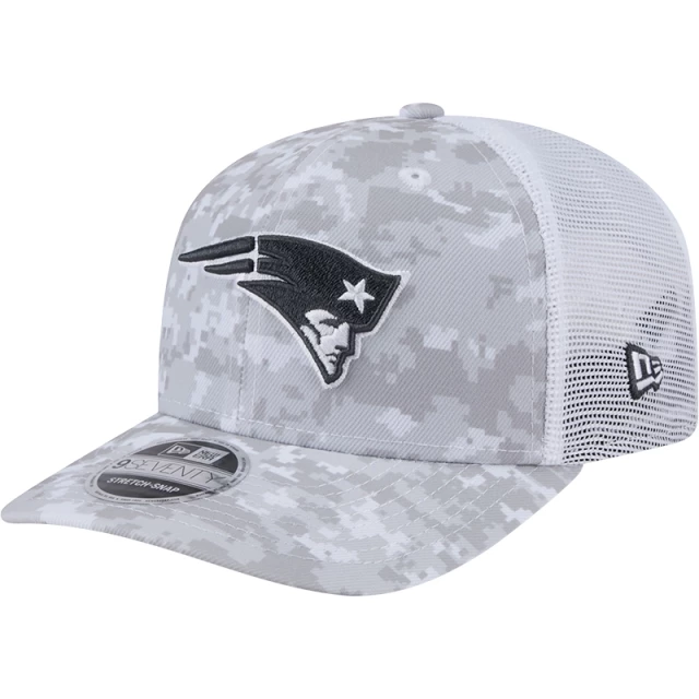 Boné 9SEVENTY Trucker Stretch Snap New England Patriots NFL Salute To Service 2024-25