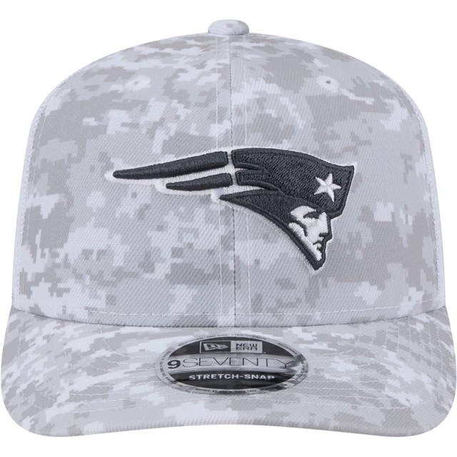 Boné 9SEVENTY Trucker Stretch Snap New England Patriots NFL Salute To Service 2024-25