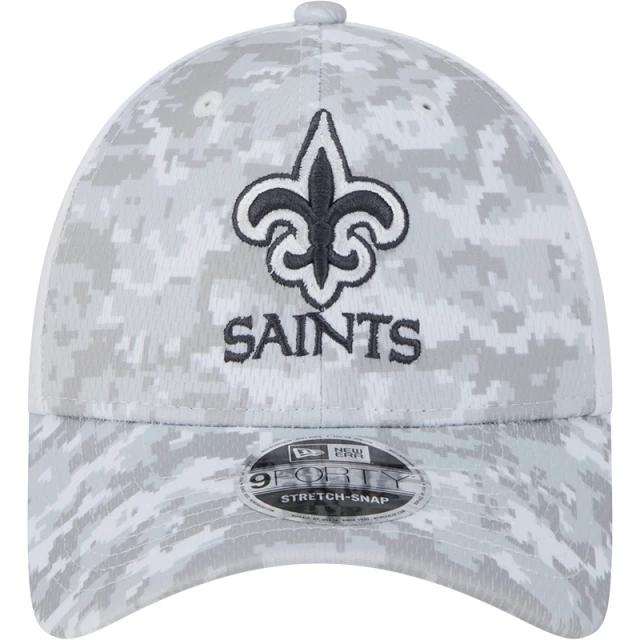 Boné 9FORTY Stretch Snap New Orleans Saints NFL Salute To Service 2024-25