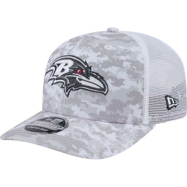 Boné 9SEVENTY Trucker Stretch Snap Baltimore Ravens NFL Salute To Service 2024-25