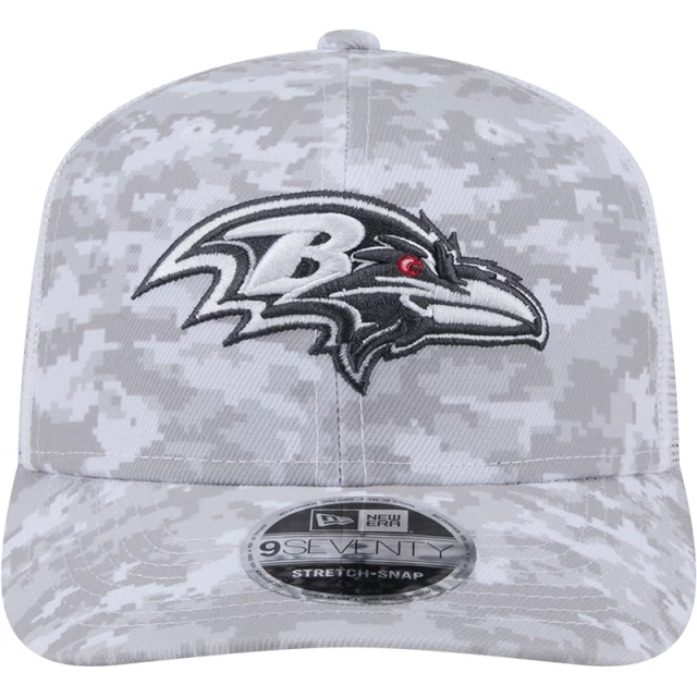 Boné 9SEVENTY Trucker Stretch Snap Baltimore Ravens NFL Salute To Service 2024-25