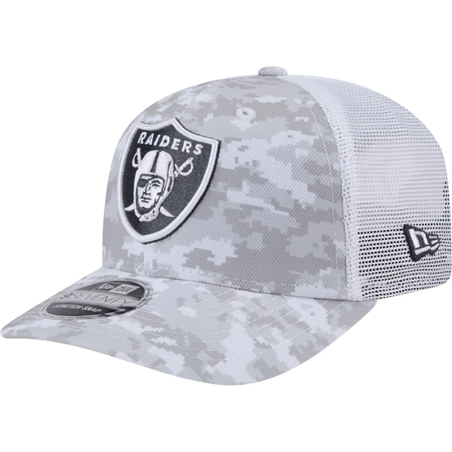 Boné 9SEVENTY Trucker Stretch Snap Las Vegas Raiders NFL Salute To Service 2024-25