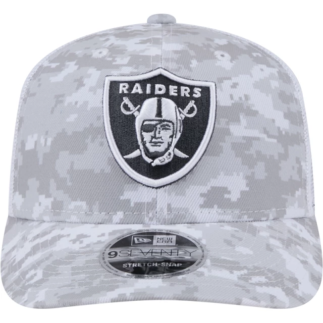 Boné 9SEVENTY Trucker Stretch Snap Las Vegas Raiders NFL Salute To Service 2024-25