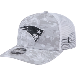 Boné 9SEVENTY Trucker Stretch Snap New England Patriots NFL Salute To Service 2024-25