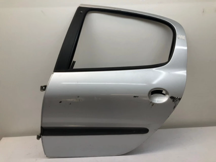 Porta Traseira Esquerda Peugeot 206 207 Prata Detalhe