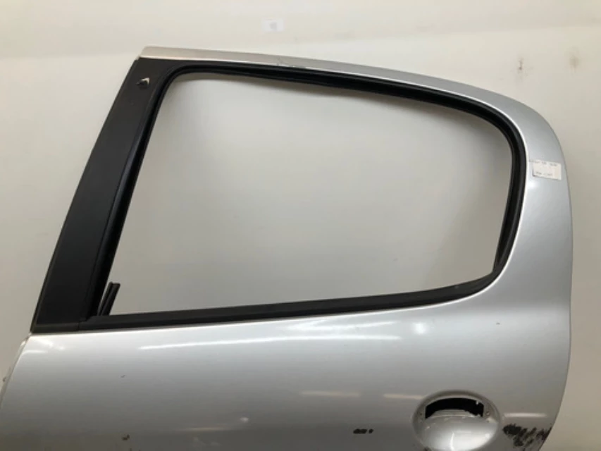 Porta Traseira Esquerda Peugeot 206 207 Prata Detalhe