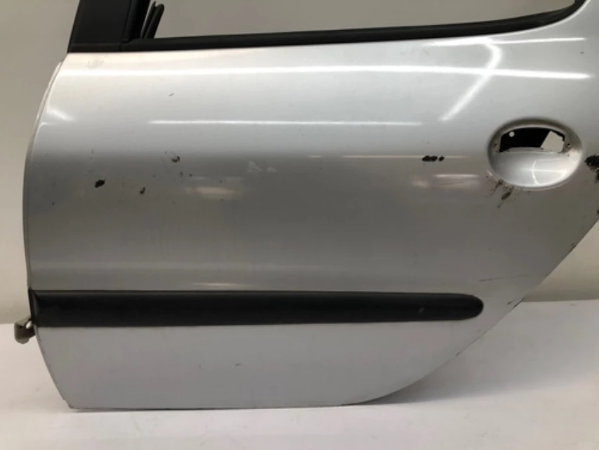 Porta Traseira Esquerda Peugeot 206 207 Prata Detalhe