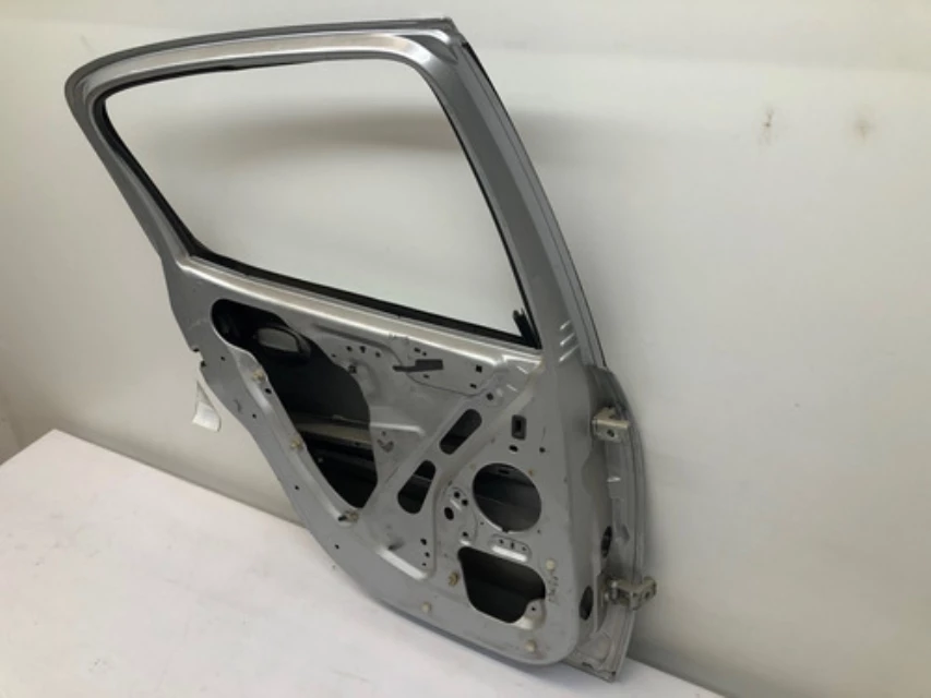 Porta Traseira Esquerda Peugeot 206 207 Prata Detalhe