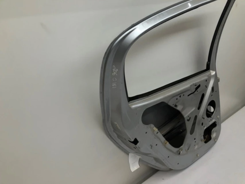 Porta Traseira Esquerda Peugeot 206 207 Prata Detalhe